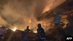 Picha iliyotolewa na Kitengo cha Huduma ya Dharura cha Ukraine Agosti 14, 2023, ikionyesha wafanyakazi wa uokoaji wakiendelea kupambana na moto kufuatia shambulizi la usiku liliofanywa na Russia huko Odesa. (Photo by Handout / Ukrainian Emergency Service / AFP) 