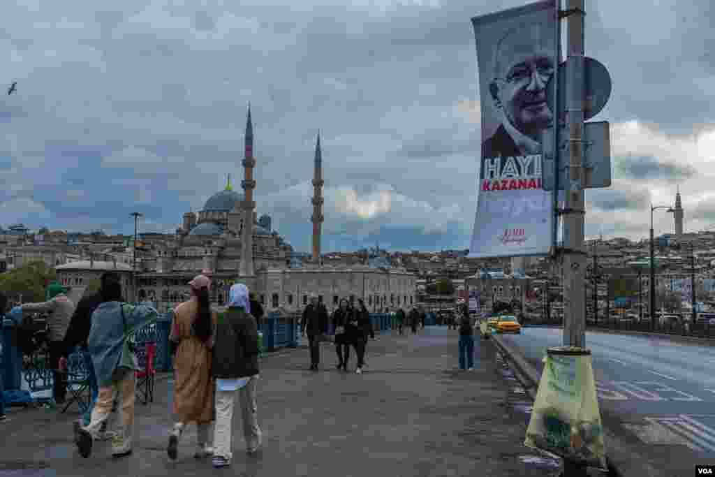 The main opposition leader, Kemal Kilicdaroglu, has united different parties around his candidacy. According to election polls, he has a real chance to win the presidential race. Istanbul, on May 9, 2023. (Yan Boechat/VOA)