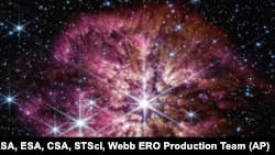 Gambar yang dirilis oleh NASA menunjukkan foto bintang Wolf-Rayet 124 (tengah) yang ditangkap oleh Teleskop Luar Angkasa James Webb pada Juni 2022. (Foto: NASA, ESA, CSA, STScI, Webb ERO Production Team via AP)