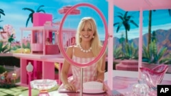 Esta imagen proporcionada por Warner Bros. Pictures muestra a Margot Robbie en una escena de "Barbie". (Fotos de Warner Bros. vía AP)