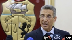 Le ministre tunisien de l'Intérieur Taoufik Charfeddine lors d'une conférence de presse le 3 janvier 2022 à Tunis sur les causes de l'arrestation de l'ex-ministre de la justice Noureddine Bhiri du parti d'inspiration islamiste Ennahdha.