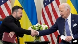 Sastanak Volodimira Zelenskog i Džoa Bajdena u Parizu, jun 2024. (Foto: AP/Evan Vucci) 