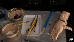 Una prótesis hecha a mano con una impresora 3D antes de ser pintada en la sede de la fundación Manos de Héroes en el centro de Montevideo, Uruguay, el viernes 14 de abril de 2023. Desde 2020, la fundación ha proporcionado más de 100 prótesis gratuitas, la mayoría para familias. en situaciones vulnerables. (Foto AP/Matilde Campodónico)