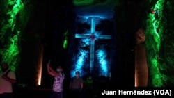 La Catedral de Sal de Zipaquirá, construida sobre una vieja mina de sal, es considerada uno de los principales lugares de culto del país, y declarada como Patrimonio de la Humanidad por la Unesco.