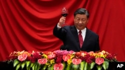2023年9月28日，中國國家主席習近平在北京人民大會堂舉行的慶祝中華人民共和國成立74週年晚宴上致辭後舉杯。