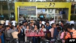 Warga negara India (Tengah), yang terdampar di Sudan, berbicara kepada media saat tiba di terminal domestik Bandara Internasional Chennai di Chennai pada 27 April 2023.