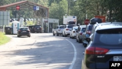 Automobili stoje u redu na graničnom prelazu između Litvanije i Belorusije, Sledeće nedelje Litvanija će zatvoriti dva od svojih šest graničnih prelaza sa Belorusijom. 13. avgust, 2023. (Foto: AFP /PETRAS MALUKAS) 