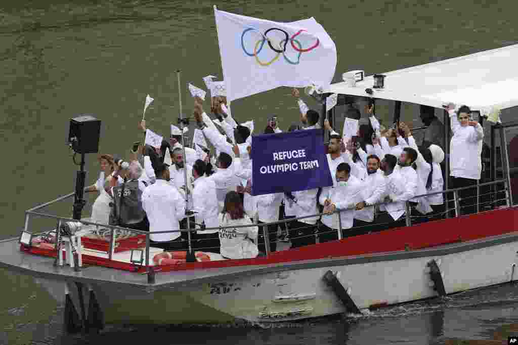 Anggota Tim Olimpiade Pengungsi berpartisipasi dalam upacara pembukaan Olimpiade Musim Panas 2024 di Paris, 26 Juli 2024. (Foto: Zhao Dingzhe/Pool Photo via AP)