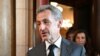 Mantan Presiden Prancis Nicolas Sarkozy meninggalkan gedung pengadilan setelah putusan dalam sidang bandingnya dalam kasus korupsi di gedung pengadilan Paris, 17 Mei 2023. (Bertrand GUAY / AFP)