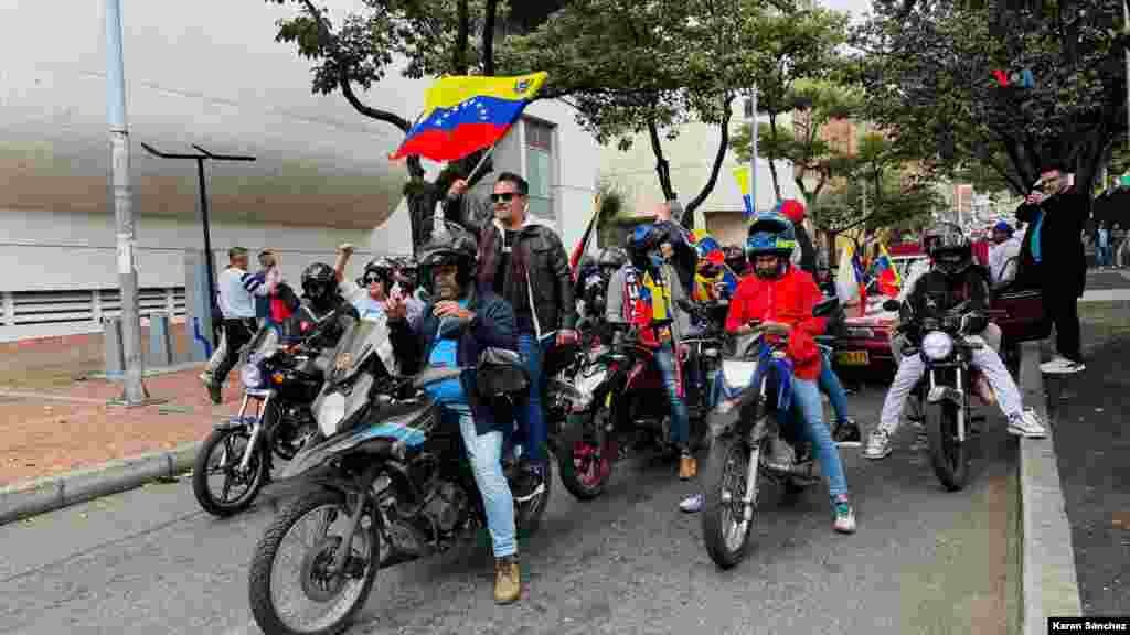 Un grupo de motorizados que trabaja con domicilios en la ciudad se unió a la caravana que caminaba, haciéndose sentir con pitos y cantos.