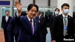Wakil Presiden Taiwan William Lai melambai di dalam Bandara Internasional Taoyuan setelah perjalanannya ke Amerika Serikat dan Paraguay, di Taoyuan, Taiwan, 18 Agustus 2023. (Foto: Reuters)