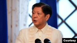 Presiden Filipina Ferdinand Marcos Jr. menyampaikan pidatonya saat pernyataan pers bersama dengan Presiden Komisi Eropa Ursula von der Leyen di Istana Kepresidenan Malacanang di Manila, Filipina, 31 Juli 2023. (Foto: via Reuters)