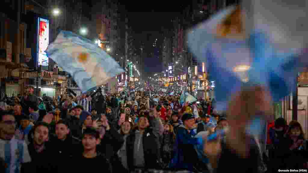 Ondeando banderas y vistiendo los colores de la selección miles de aficionados celebraron en las calles tras la victoria.