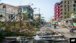 မိုခါမုန်တိုင်းကြောင့် စစ်တွေမြို့မှာ ဓာတ်တိုင်တွေပါပြိုလဲ