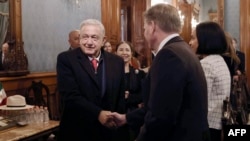 Presiden Meksiko Andres Manuel Lopez Obrador (kiri) tiba di Palacio Nacional untuk pertemuan dengan delegasi AS dan anggota kabinetnya, di Mexico City, Rabu, 27 Desember 2023. (Foto: Rodrigo Oropeza/AFP)