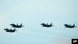 Jet MiG-29s milik Angkatan Udara Slowakia terbang dalam sebuah acara di Malacky, Slowakia, pada 27 Agustus 2022. Slowakia telah mengirim 13 jet tempur MiG-29 kepada Ukraina sebagai bantuan perang. (Foto: AP/Petr David Josek)
