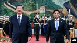 资料照片：中国国家主席习近平和来访的菲律宾总统马科斯2023年1月4日在北京人民大会堂举行的欢迎仪式上。(美联社照片)
