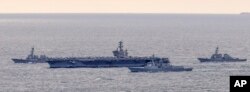 Dari kiri: Kapal USS Wayne E. Meyer, kapal induk USS Nimitz, kapal perusak Aegis Korsel King Sejong the Great dan kapal kelas Arleigh Burke Angkatan Laut AS, kapal USS Decatur, dalam latihan bersama di perairan internasional, selatan Semenanjung Korea, Senin, 27 Maret 2023. (Kementerian Pertahanan Korea Selatan via AP)