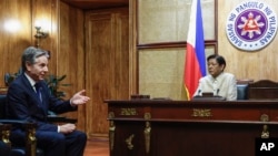 Menteri Luar Negeri AS Antony Blinken menghadiri pertemuan dengan Presiden Filipina Ferdinand Marcos Jr., di Istana Malacanang di Manila, 19 Maret 2024. (Evelyn Hockstein/Pool Photo via AP)