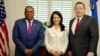El subsecretario de Estado para Asuntos del hemisferio occidental de Estados Unidos, Brian A. Nichols, a la izquierda, recibido por funcionarios de la embajada estadounidense en El Salvador, el 25 de octubre de 2023.