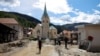 Oštećene zgrade u mestu Crna na Koroskem (FOTO: Reuters/Borut Zivulovic)