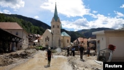 Oštećene zgrade u mestu Crna na Koroskem (FOTO: Reuters/Borut Zivulovic)