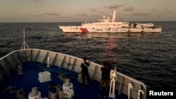 Sebuah kapal Garda Pantai China menghentikan kapal Garda Pantai Filipina saat menuju misi pasokan di Second Thomas Shoal di Laut China Selatan pada 5 Maret 2024. (Foto: REUTERS/Adrian Portugal)