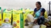 Seorang penjual beras sedang membersihkan beras di pasar grosir di Navi Mumbai, India, 4 Agustus 2023. (Foto: Francis Mascarenhas/Reuters)