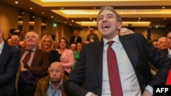 Simon Harris pemimpin partai Fine Gael dan para pendukungnya 