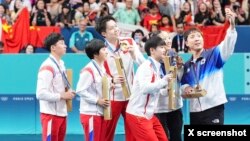 지난 30일 프랑스 파리에서 열린 2024 파리올림픽 탁구 혼합복식 시상식에서 중국·북한·한국의 선수들이 각각 금·은·동메달을 목에 건 뒤 다 같이 셀카를 찍었다. 사진 = 화춘잉 중국 외교부 부부장 X 