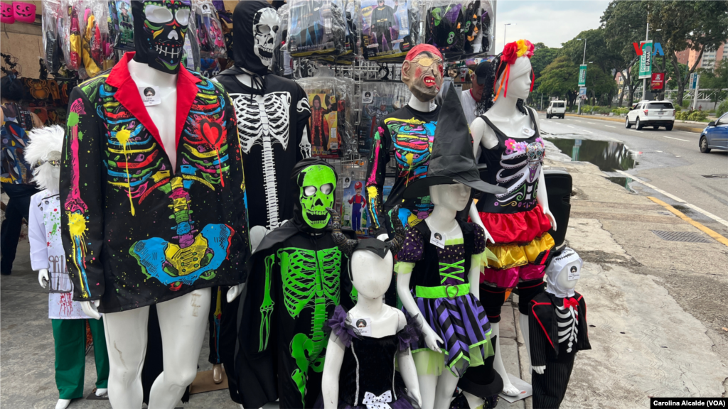 En muchos centros educativos laicos, especialmente preescolares, los niños suelen ir disfrazados el día de Halloween o el viernes previo. En colegios católicos no se organizan actividades alusivas a la fecha, pero muchos padres organizan reuniones por su cuenta.