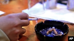 Puntung rokok memiliki potensi bahaya yang sama atau mungkin lebih besar, karena masuk dalam kategori Bahan Berbahaya dan Beracun atau B3, yang sering diabaikan (foto: ilustrasi). 