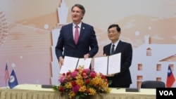 美國維吉尼亞州州長格倫·楊金(Glenn Youngkin)與台灣經濟部政次陳正祺於4月25日簽署“台灣–維吉尼亞州經貿合作備忘錄”。(美國之音特約記者李賢攝影)。 