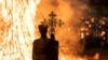 Un Grand Prêtre présente une croix devant un feu de joie lors des célébrations des vacances orthodoxes éthiopiennes de Meskel à Addis-Abeba le 27 septembre 2023.