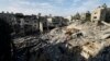 Israel memborbardir rumah-rumah di tengah konflik antara Israel dan Hamas di Khan Younis di selatan Jalur Gaza, 27 Oktober 2023. (Foto: Reuters)
