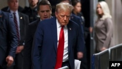 Mantan Presiden AS Donald Trump meninggalkan gedung pengadilan Manhattan di New York, setelah menjalani persidangan kasus uang tutup mulut yang membelitnya pada 23 April 2024. (Foto: Yuki Iwamura/Pool/AFP)
