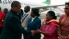 Le vice-président du Malawi, Saulos Chilima, à gauche, salue les responsables du gouvernement à son retour de Corée du Sud à Lillongwe, le 9 juin 2024.