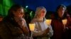 Warga menyelenggarakan doa bersama bagi para korban kapal migran yang pecah di laut yang ganas, di Crotone, Italia selatan, Senin, 27 Februari 2023. (AP/Valeria Ferraro)