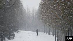一名男子在北京拍照雪景。（2023年12月13日）