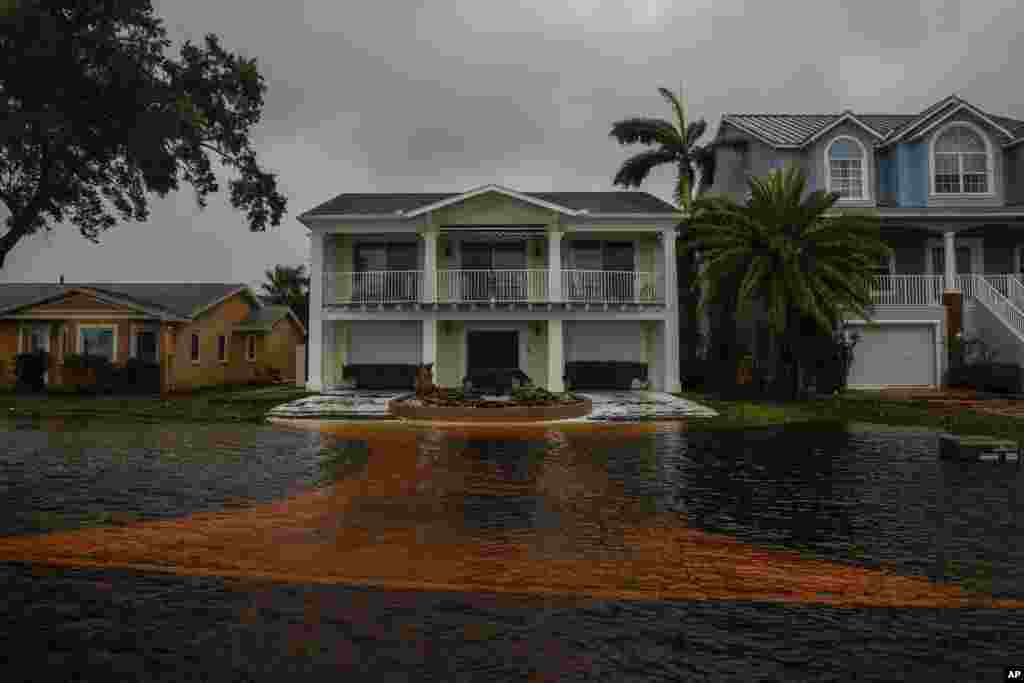 El agua casi alcanzaba las casas a lo largo de Shore Drive East, en Oldsmar, Florida, mientras el huracán Debby pasa por la zona de la Bahía de Tampa, la mañana del 5 de agosto de 2024. 