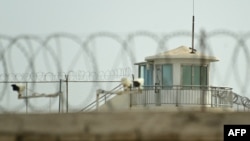 Menara pengawas yang diduga merupakan komplek fasilitas penahanan etnis Uyghur terlihat di Artux di Prefektur Kizilsu di wilayah Xinjiang, China barat laut, 19 Juli 2023. 