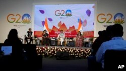 El ministro de Información y Radiodifusión de India, Anurag Thakur, segundo a la derecha, habla durante una conferencia de prensa en la reunión de funcionarios de Finanzas y Bancos Centrales (FCBD) en el cónclave del G20 en Bangalore, India, el miércoles 22 de febrero de 2023.