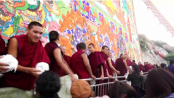 འདི་ལོ་ལྷ་སའི་ཞོ་སྟོན་ལ་རྒྱ་ནག་གི་ལྷ་མོའི་འཁྲབ་སྟོན་པས་འཁྲབ་སྟོན་བྱས་འདུག