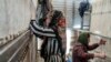 Industri Karpet bagi Perempuan Tak Berpendidikan di Afghanistan
