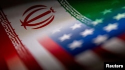 Bendera Iran dan AS terlihat berdampingan dalam sebuah ilustrasi. AS akan segera memberlakukan sanksi baru terhadap program rudal dan pesawat tak berawak atau drone Iran setelah Teheran menyerang Israel. (Foto: REUTERS/Dado Ruvic)