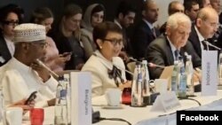 Menteri Luar Negeri RI Retno Marsudi dalam pertemuan dengan sejumlah negara anggota Organisasi Kerja Sama Islam (OKI) kembali mendorong upaya mencapai solusi dua negara dalam menyelesaikan konflik Israel-Palestina.