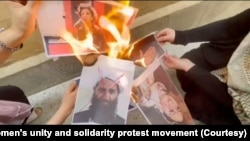 زنان معترض این حرکت نمادین را در کابل انجام دادند