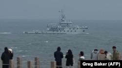 2023年4月7日，中國人民解放軍船隻駛經距離台灣最近的福建平潭島附近海面。(法新社照片)