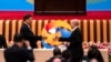 Presiden China Xi Jinping (kiri) dan Presiden Rusia Vladimir Putin berjabat tangan selama Forum Belt and Road di Aula Besar Rakyat di Beijing, 18 Oktober 2023.