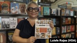 Verónica Cervera, chef y escritora cubana muestra su libro "Yo cocino latino" que realizara de conjunto con las blogueras Erica Dinho, Clara González, Alejandra Graf y Layla Pujol. El libro fue presentado en Miami, EEUU, el 21 de octubre de 2023. [Foto: Luisfe Rojas, VOA]